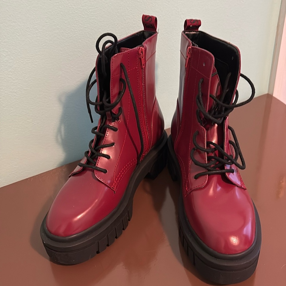 Guess Lug sole combat boots Woman’s size 9 $40